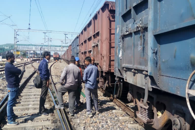 Goods train coupling broken