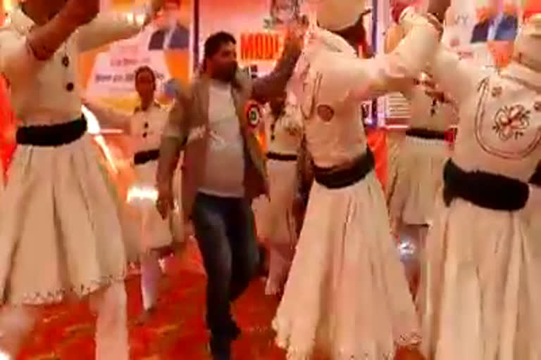 Deputy Speaker Hans Raj danced on the phadi nati