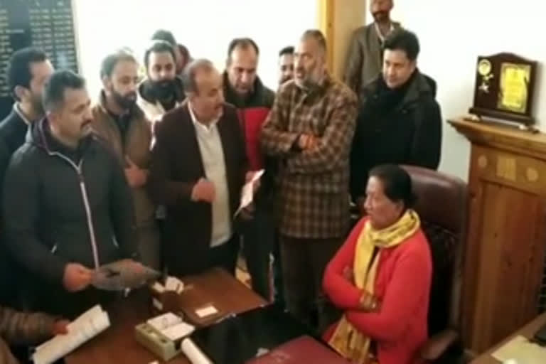 Yuva congress gives memorandum to Mayor