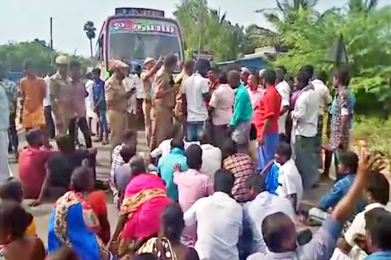 road picketing protest in aranthagi, take steps to clear way for cemetery, உடலை கொண்டு செல்ல சாலை எங்கே, அறந்தாங்கியில் உறவினர்கள் சாலை மறியல்