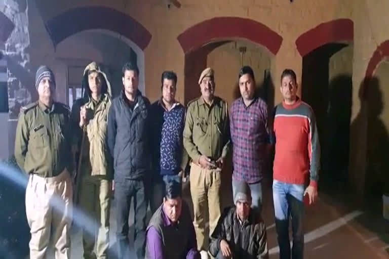 Two smugglers selling narcotics, मादक पदार्थ बेचते दो तस्करों को गिरफ्तार