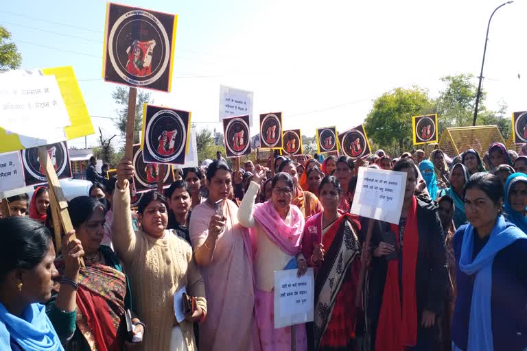 women-sat-on-protest-over-badrilal-yadavs-indecent-remarks-in-rajgarh