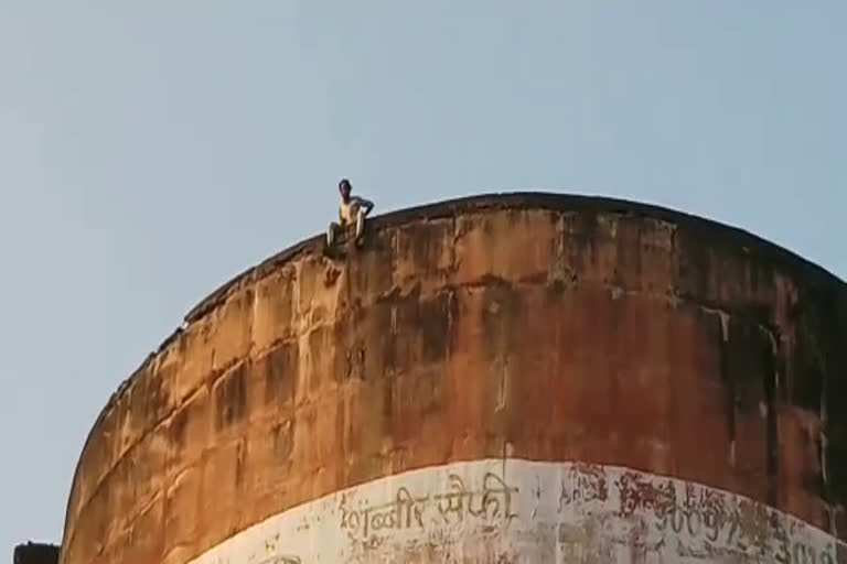 drunk-young-man-climbed-200-fit-high-water-tank-in-khandwa