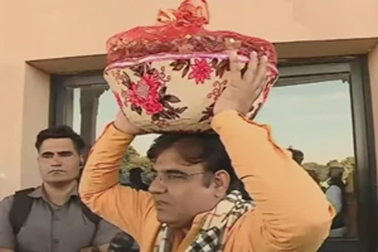 BJP MLA enters Raj Assembly with basket full of locusts