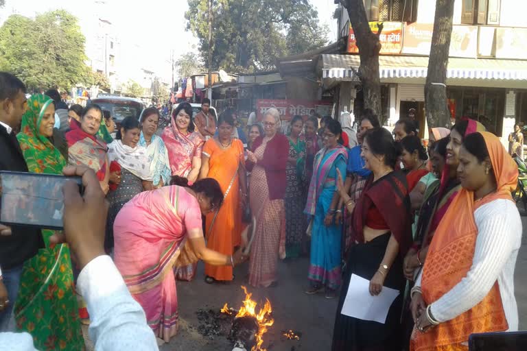 Congress women workers burnt effigy of former minister