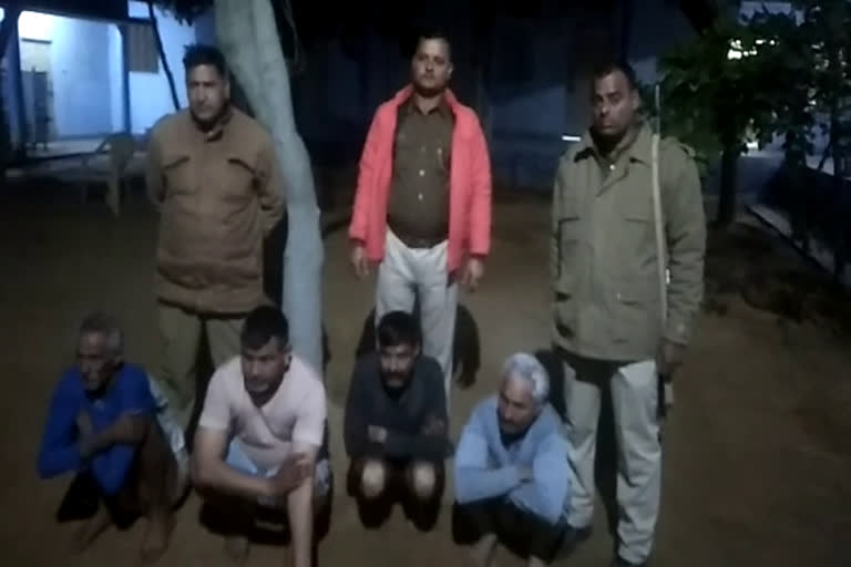 गांजे के साथ 4 गिरफ्तार,  4 arrested with hemp