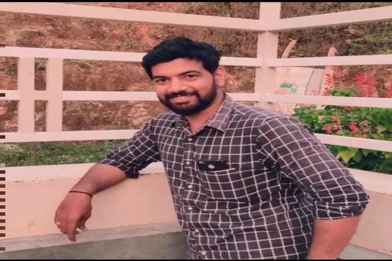 A bike commuter died in an accident  accident  ബസിനടിയില്‍ വീണ് ബൈക്ക് യാത്രികൻ മരിച്ചു  കഴനി ചുങ്കം സ്വദേശി ഹരിയാണ് മരിച്ചത്  പാലക്കാട്