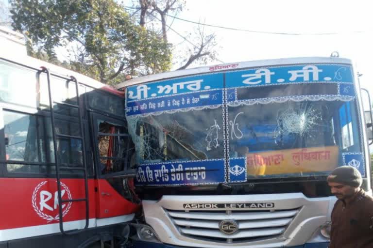 Two buses collided in Solan, 16 passengers injured
