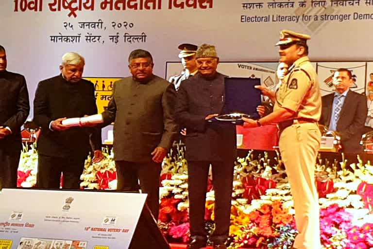 hyderabad commissioner anjani kumar got a national award for security provided in parliament elections 2019