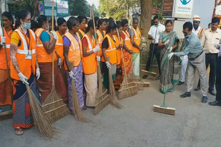 District Collector Maheshwari Ravi Kumar, who started the task of cleaning up the office of the Collector