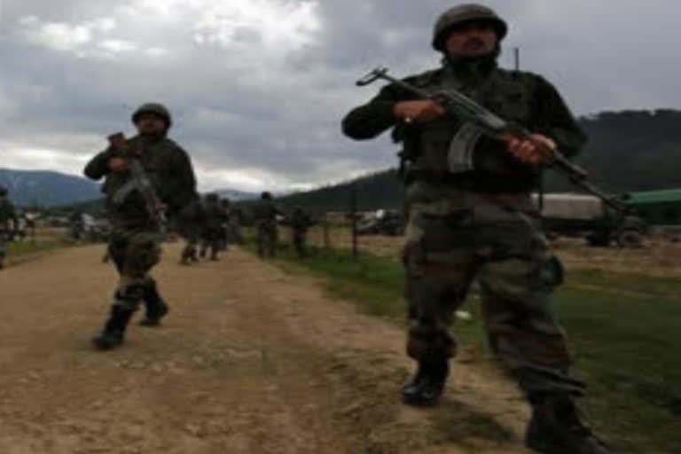 ಜಮ್ಮು ಕಾಶ್ಮೀರದಲ್ಲಿ ಎನ್​​​ಕೌಂಟರ್, urity forces in J-K's Pulwama