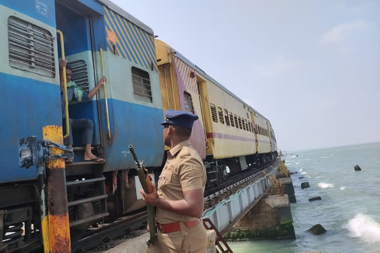 Republic day pamban bridge, ramesawaram pamban bridge under police security, பாம்பனில் துப்பாக்கி ஏந்திய போலீஸ், 71ஆவது குடியரசு தினம்