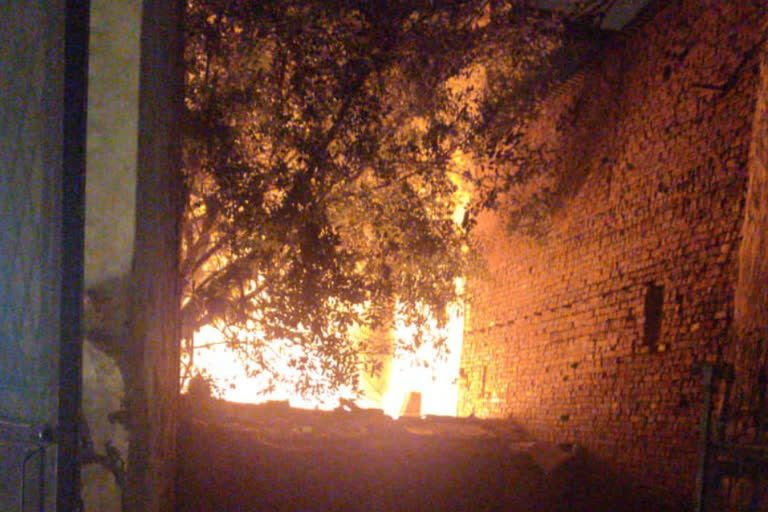 Fire in junk shop in Aya Nagar area