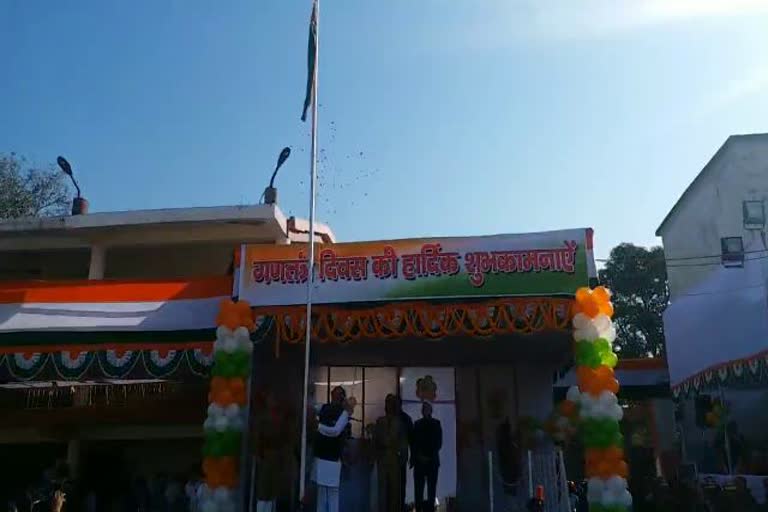 Higher Education Minister Umesh Patel hoisted the flag at raigarh