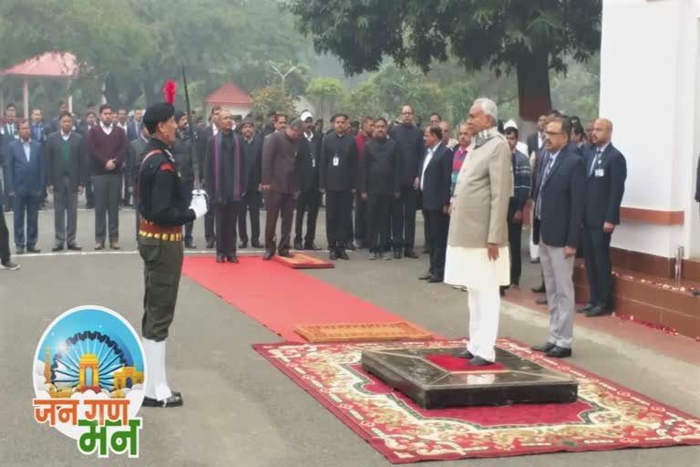 CM nitish kumar hoisted flag on republic day