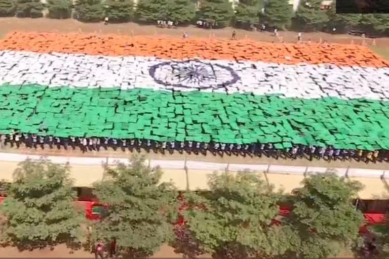 4000 students gathered to create large portraits of the national flag