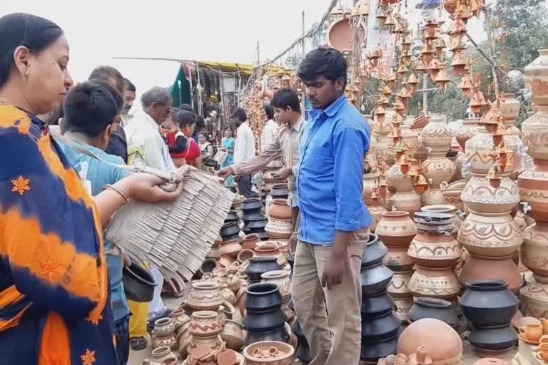 महिला वाणात देतात मातीचे भांडे