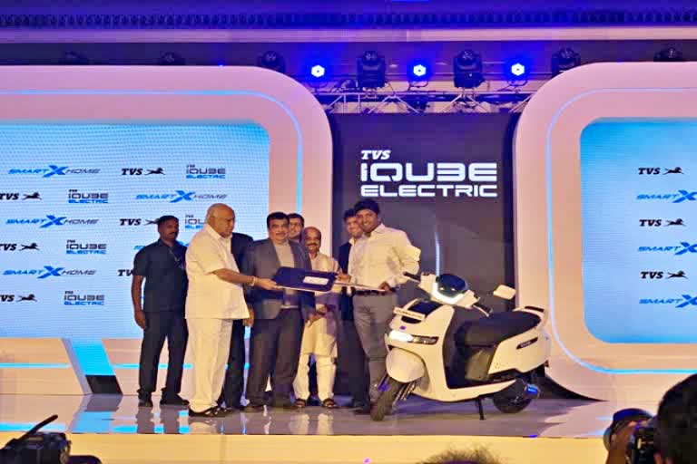 TVS Motor forays into electric two wheeler segment, TVS Motor launches e scooter, TVS Motor e scooter price, TVS iQube Electric, TVS iQube Electric features, business news, TVS iQube Electric,  டிவிஎஸ் ஐ க்யூப், எல்இடி முகப்பு விளக்குகள், டிவிஎஸ் ஐ க்யூப் எலெக்ட்ரிக் ஸ்கூட்டர், டிவிஎஸ் மின்சார ஸ்கூட்டர், டிவிஎஸ் மின்சார வாகனம்