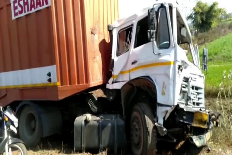 15 injured due to collision with container and bus in guna