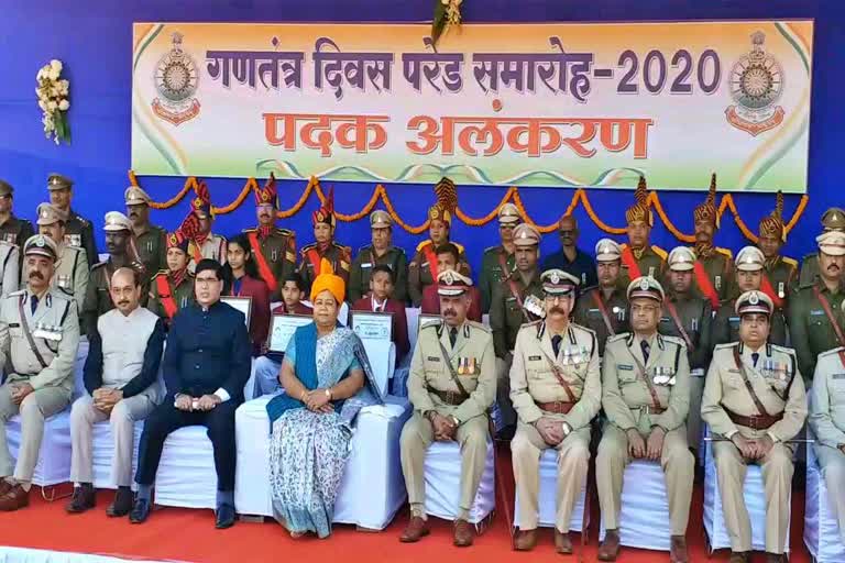 Governor honored police officers and brave children in raipur