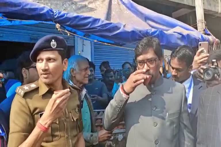 CM Hemant Soren enjoyed tea at his favorite tea shop in dumka