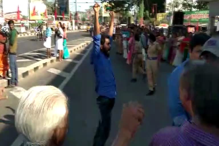 Attempt to commit suicide in Kollam during human chain  human chain by ldf  kollam news  മനുഷ്യമഹാശൃംഖലയ്ക്കിടെ കൊല്ലത്ത് യുവാവിന്‍റെ ആത്മഹത്യാ ശ്രമം  മനുഷ്യമഹാശൃംഖല  കൊല്ലം വാര്‍ത്തകള്‍