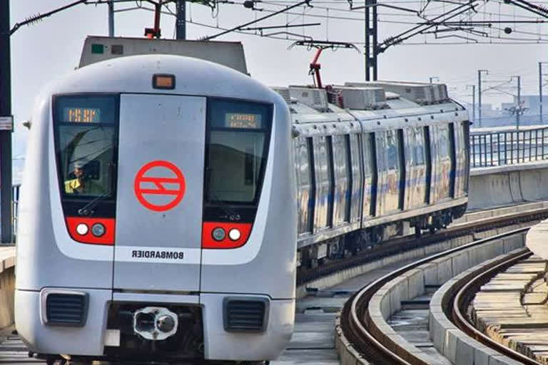 metro stations temporarily closed after thousands gather near India Gate  അൻപതിനായിരത്തോളം പേരാണ് ഇന്ത്യോ ഗേറ്റിൽ തടിച്ച് കൂടിയത്  ഡൽഹി മെട്രോ  DMRC TWITTER  ഡിഎംആർസി  delhi metro