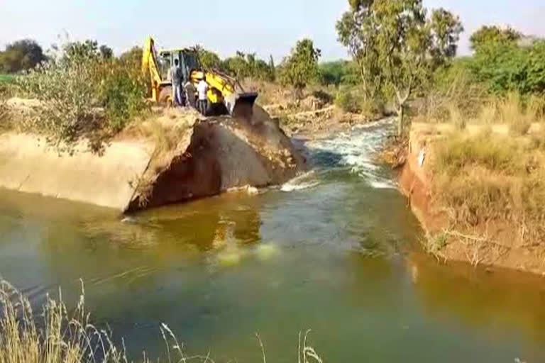 Handrineeva canal embarkment broken in anatapur