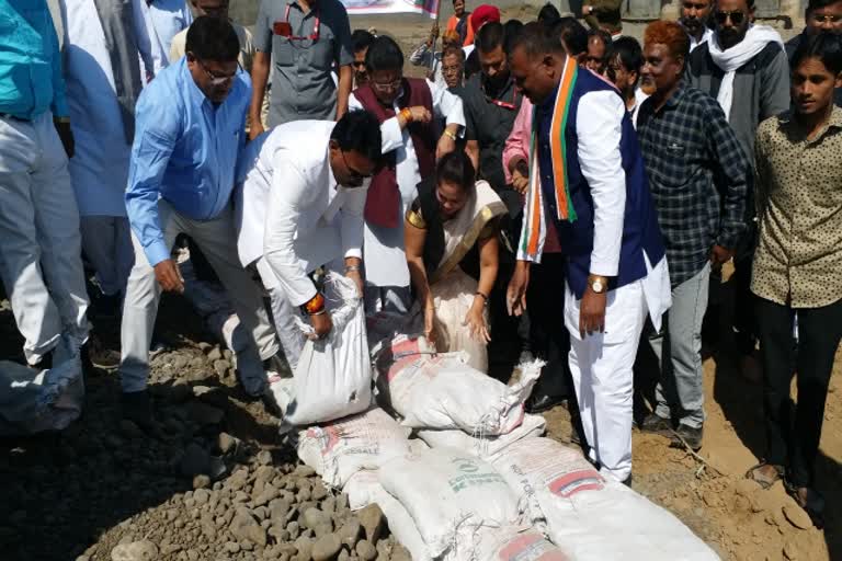 Health minister performed shramdaan in Bori Bandhan at Rajghat Burhanpur