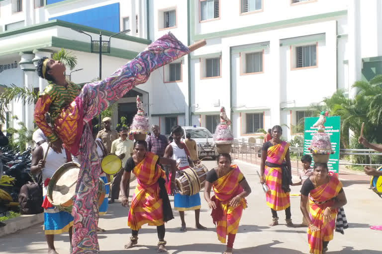 Dissemination of awareness through traditional dances against alcohol