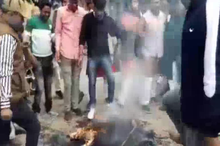 congress-workers-blow-up-the-effigy-of-the-district-education-officer-in-datia