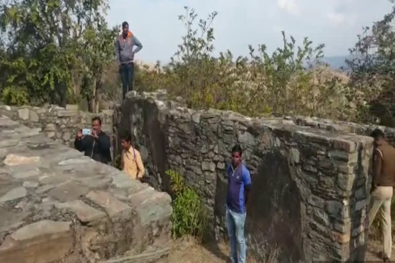 young man found hanging, फंदे से लटकी मिली युवक की लाश