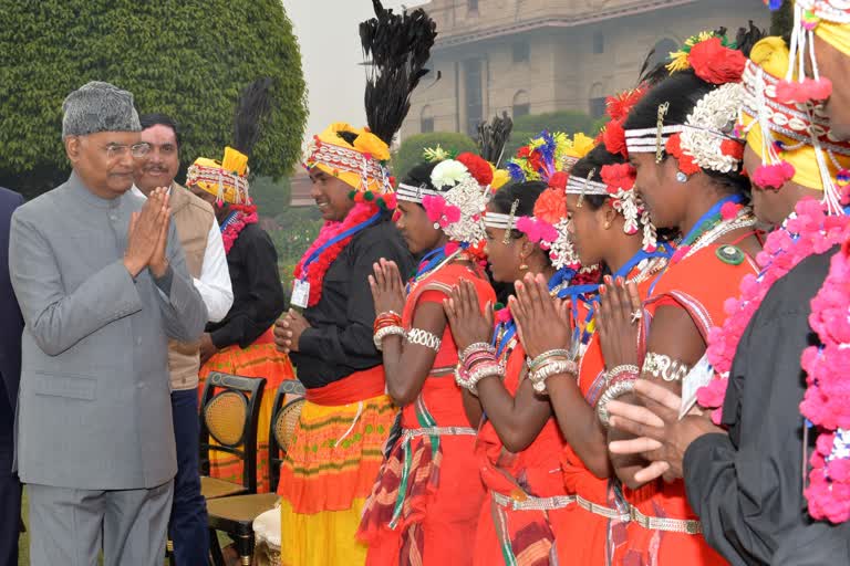 President meets tribal artists of Chhattisgarh