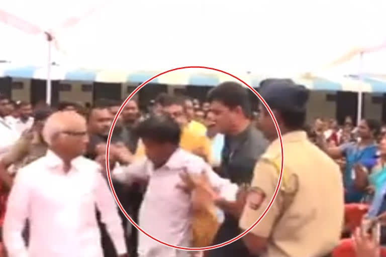 Farmers were beaten up at Fadnavis's program