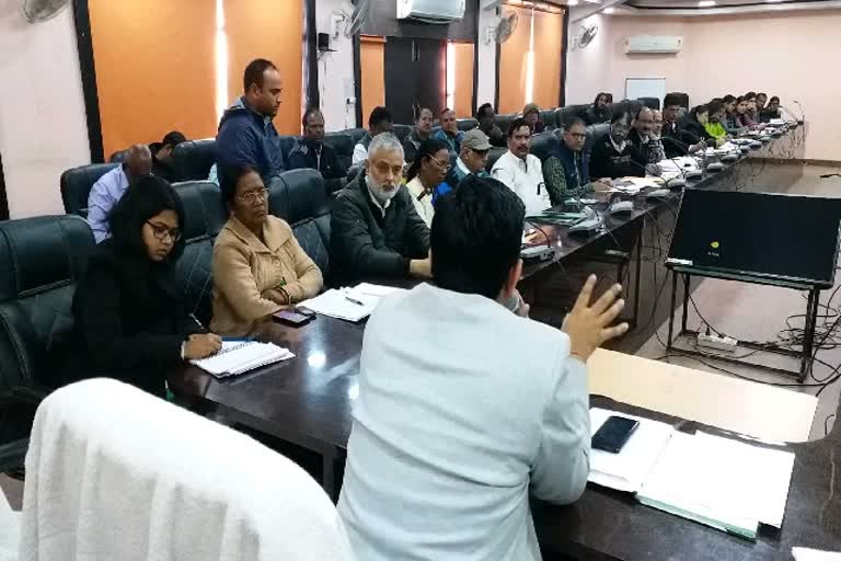 DC meets review meeting for development of Birhor tribe in hazaribag