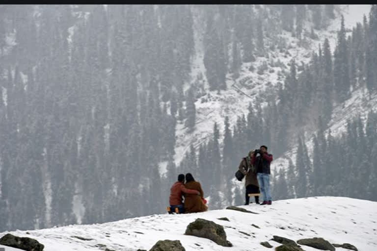 کشمیر میں منگل کو درمیانی سے بھاری درجے کی برف باری متوقع