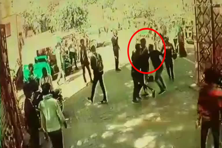 वाहन पार्किंग में युवक से मारपीट, Youth beaten in vehicle parking