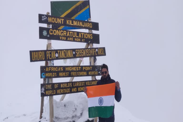 man reached mount Kilimanjarmo, mount kilimanjaro news, Mount Kilimanjaro in africa, sikar news, अफ्रीका के किलिमंजारो, सीकर न्यूज, अनिल रुलानियां न्यूज