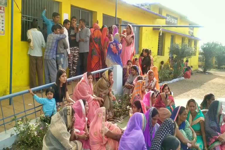 Villagers cast votes on village Dangaria in raipur