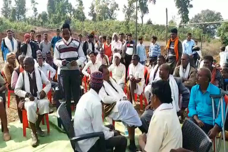 Rural people sitting on strike in number of hundreds in dindori