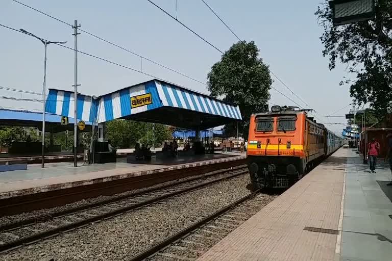 Tourist special train not stopped due to not getting signal at koderma station