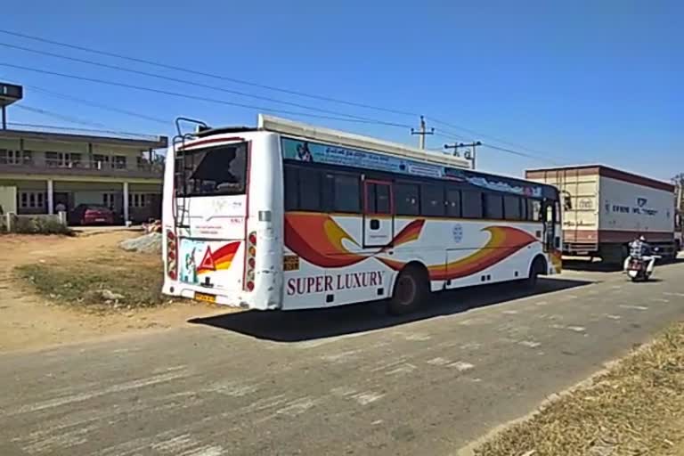 the-bus-lorry-collided-in-chikballapura