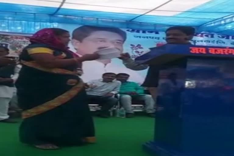 Madhya Pradesh woman confronts state minister