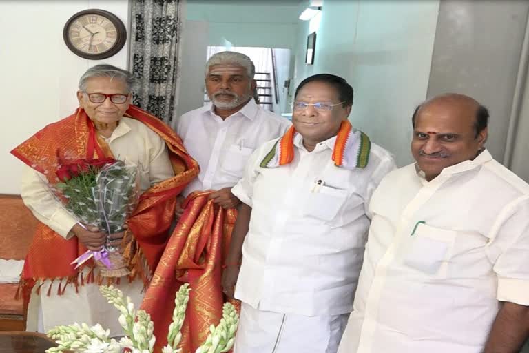 Puducherry CM  felicitates Manoj Das