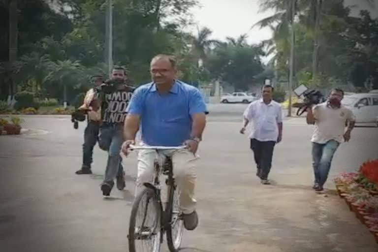 ସାଇକେଲରେ ଆସିଲେ ମନ୍ତ୍ରୀ  minister came by by-cycle