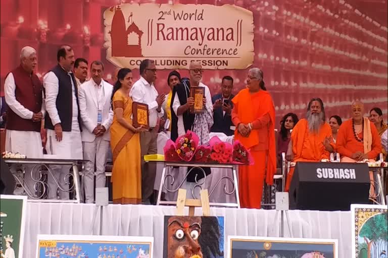 Morari Bapu reached the World Ramayana Conference