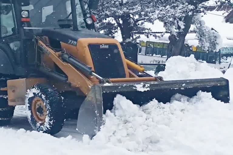 kinnaur PwD workers removing snow