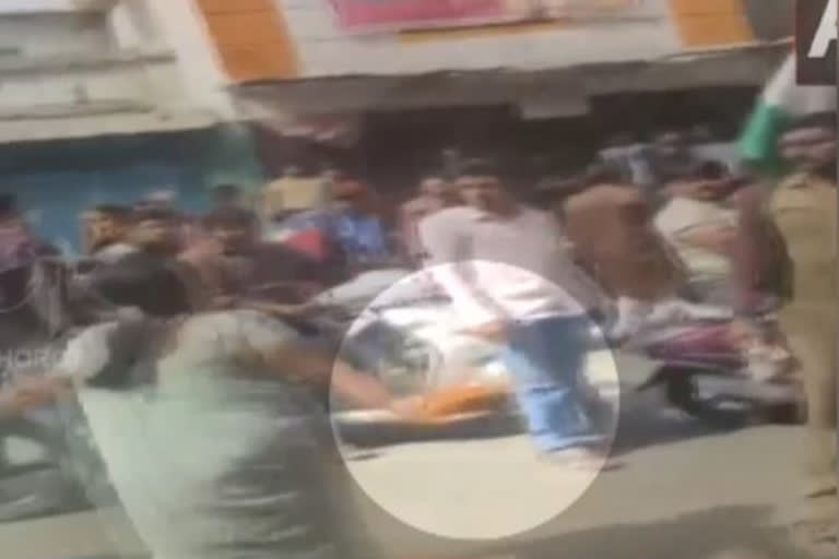 A shopkeeper in Yavatmal uses Red Chilli powder to stop the agitators protesting against CAA, NRC and NPR from shutting her shop today during Bharat Bandh called by multiple organisations. #Maharashtra