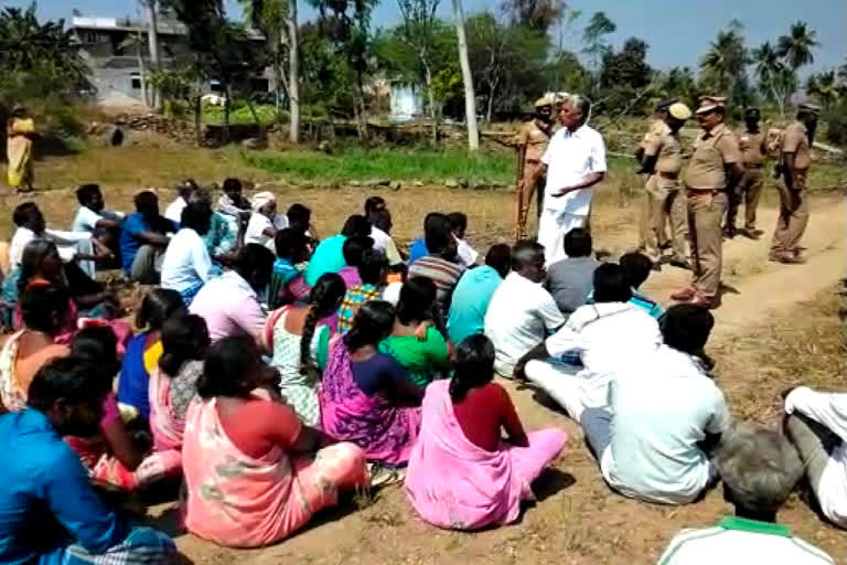 tamilnadu salem power grid, protest against high voltage tower plans, Salem farmers protest, Salem high voltage tower plans protest, விவசாயிகள் பவர்கிரிட் நிறுவனத்தை கண்டித்து மறியல் போராட்டம், உயர் மின்அழுத்த கோபுரத்தால் பாதிக்கப்பட்ட விவசாயிகள்