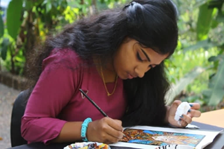 nivedya suran news  nivedya suran story  painter nivedya suran  വരകളിൽ മികവ് ചാലിച്ച് നിവേദ്യ സുരൻ  നിവേദ്യ സുരൻ ചിത്രങ്ങൾ